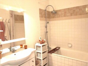 Hair dryer, towels, soap, shampoo - Grand Appartement 63 m2 à Deux pas du Marché (La Rochelle)