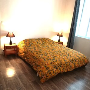 1 chambre, fer et planche à repasser, lit parapluie, Wi-Fi gratuit