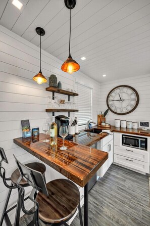 Kühlschrank, Mikrowelle, Herdplatte, Wasserkocher mit Kaffee-/Teezubehör