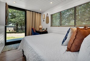 1 bedroom, desk, iron/ironing board, free WiFi - Oak Harbor - Container Home Near Baylor, Magnolia (Waco)
