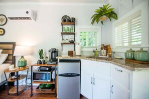 Fridge, microwave, coffee/tea maker, cookware/dishes/utensils - The Nest - Cozy Cottage Near Baylor and Magnolia (Waco)