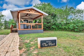 Exterior - The Nest - Cozy Cottage Near Baylor and Magnolia (Waco)