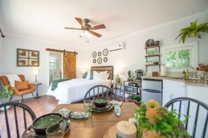 Interior - The Nest - Cozy Cottage Near Baylor and Magnolia (Waco)