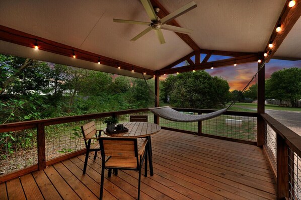 Outdoor dining - The Nest - Cozy Cottage Near Baylor and Magnolia (Waco)