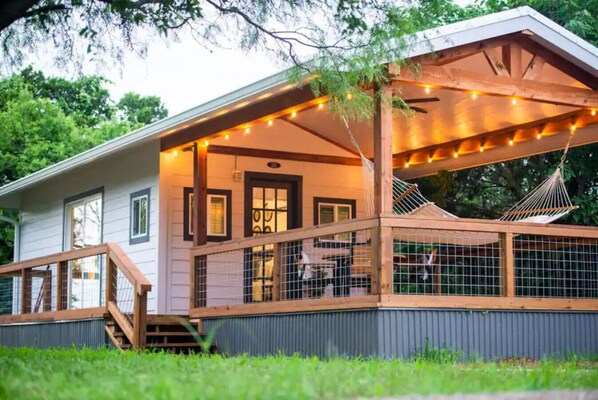 Exterior - The Nest - Cozy Cottage Near Baylor and Magnolia (Waco)
