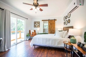 Desk, iron/ironing board, free WiFi, bed sheets - The Nest - Cozy Cottage Near Baylor and Magnolia (Waco)