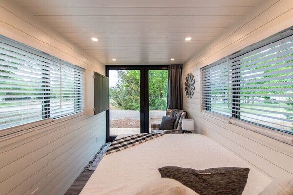 Een bureau, een strijkplank/strijkijzer, gratis wifi, beddengoed