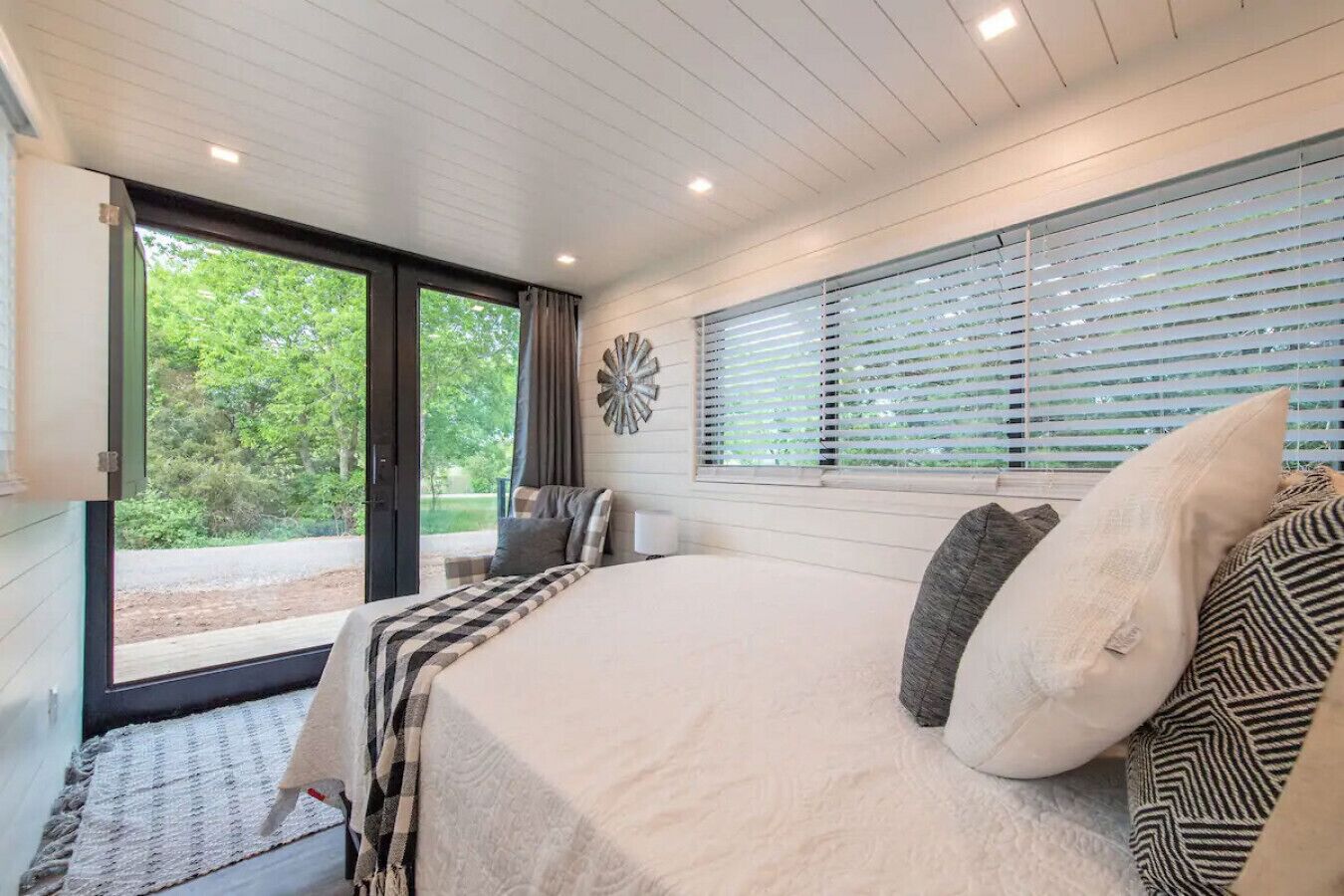 Escritorio, tabla de planchar con plancha, wifi gratis y ropa de cama 