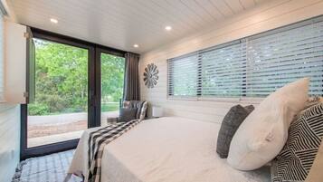 Escritorio, tabla de planchar con plancha, wifi gratis y ropa de cama