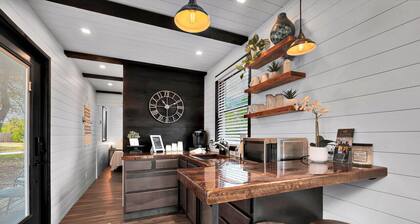 Black Oak - Container Home Near Magnolia, Baylor