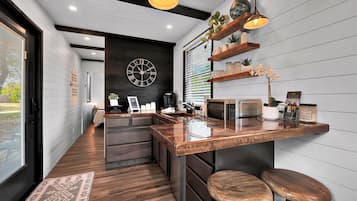 Refrigerador, microondas, parrilla de estufa y cafetera y tetera