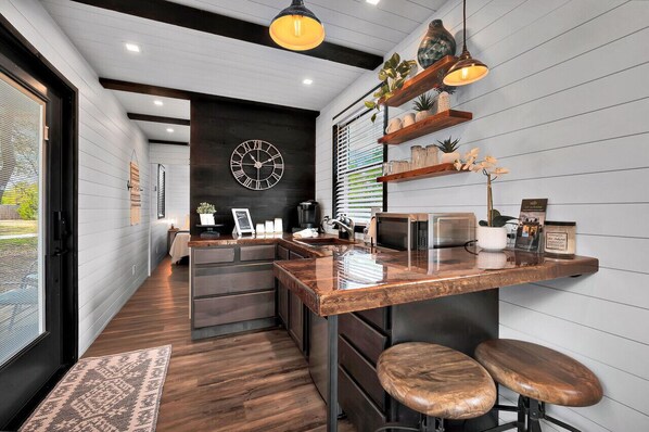 Kjøleskap, mikrobølgeovn, kokeplater og kaffetrakter/tekoker