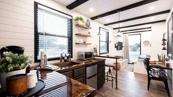 Kühlschrank, Mikrowelle, Herdplatte, Wasserkocher mit Kaffee-/Teezubehör