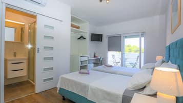 Quarto casal ou duplo luxo, vista para o mar | Escrivaninha, quartos à prova de som, ferros/tábuas de passar roupa