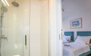 Deluxe Double or Twin Room, Sea View | Bathroom