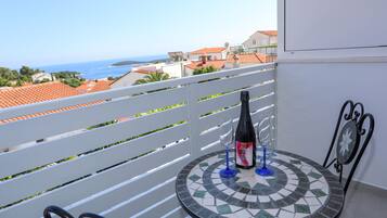 Kahden hengen deluxe-huone (yksi tai kaksi sänkyä), merinäköala | Näkymä parvekkeelta