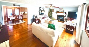Smart TV, fireplace, DVD player, books - Steel Magnolias Cozy Main Home in Amelia County (Amelia Court House)