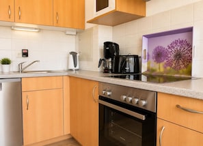 Coffee/tea maker, fridge, microwave, oven - Haus am Mühlenpark Whg. 8, Steinmarnerstr.77/79, 27476 Cuxhaven (Cuxhaven- Döse)