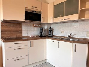 Réfrigérateur, four à micro-ondes, lave-vaisselle, cafetière-théière