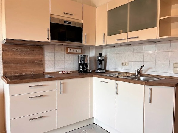 Køleskab, mikrobølgeovn, opvaskemaskine, kaffe-/temaskine