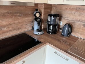 Réfrigérateur, micro-ondes, lave-vaisselle, cafetière/bouilloire