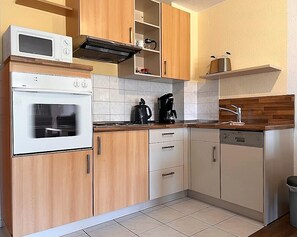 Réfrigérateur, four à micro-ondes, un four, lave-vaisselle