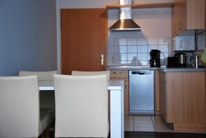 Kühlschrank, Mikrowelle, Geschirrspüler