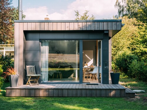 Schönes Ferienhaus in ökologischer Holzbauweise in der Lüneburger Heide, ausgestattet mit Kamin, Duschbad, einem schönen Garten mit Terrasse und Gartenmöbeln/Strandkorb, Internet via W-Lan, Bettwäsche und Handtüchern, großzügigem Schlafzi...