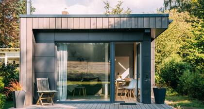Schönes Ferienhaus in ökologischer Holzbauweise in der Lüneburger Heide, ausgestattet mit Kamin, Duschbad, einem schönen Garten mit Terrasse und Gartenmöbeln/Strandkorb, Internet via W-Lan, Bettwäsche und Handtüchern, großzügigem Schlafzi...