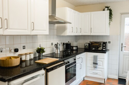 Cosy bedroom in 3 bed house, close to city centre and university