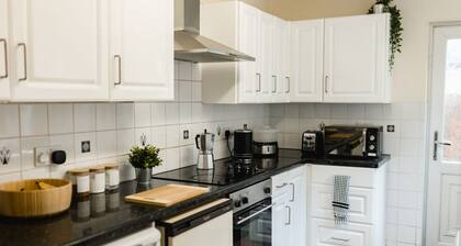 Cosy bedroom in 3 bed house, close to city centre and university