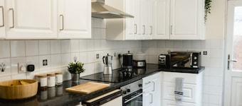 Cosy Bedroom in 3 bed House, Close to City Centre and University