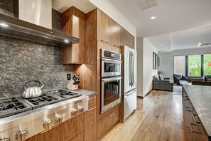 Kylskåp, mikrovågsugn, ugn och diskmaskin