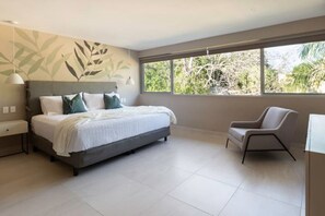 3 habitaciones, tabla de planchar con plancha y cuna de viaje