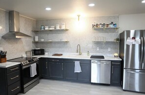 Réfrigérateur, four, plaque de cuisson