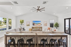 Fernseher, Kamin, Tischtennisplatte