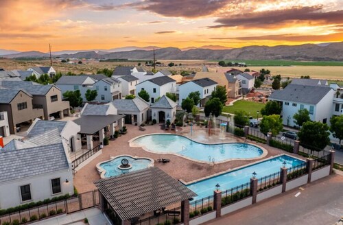Zion Luxury: PRIVATE POOL/Hot Tub, Pickleball, Ping Pong, Gaming, 5 Bdrms Sleeps 20 Sand Hollow