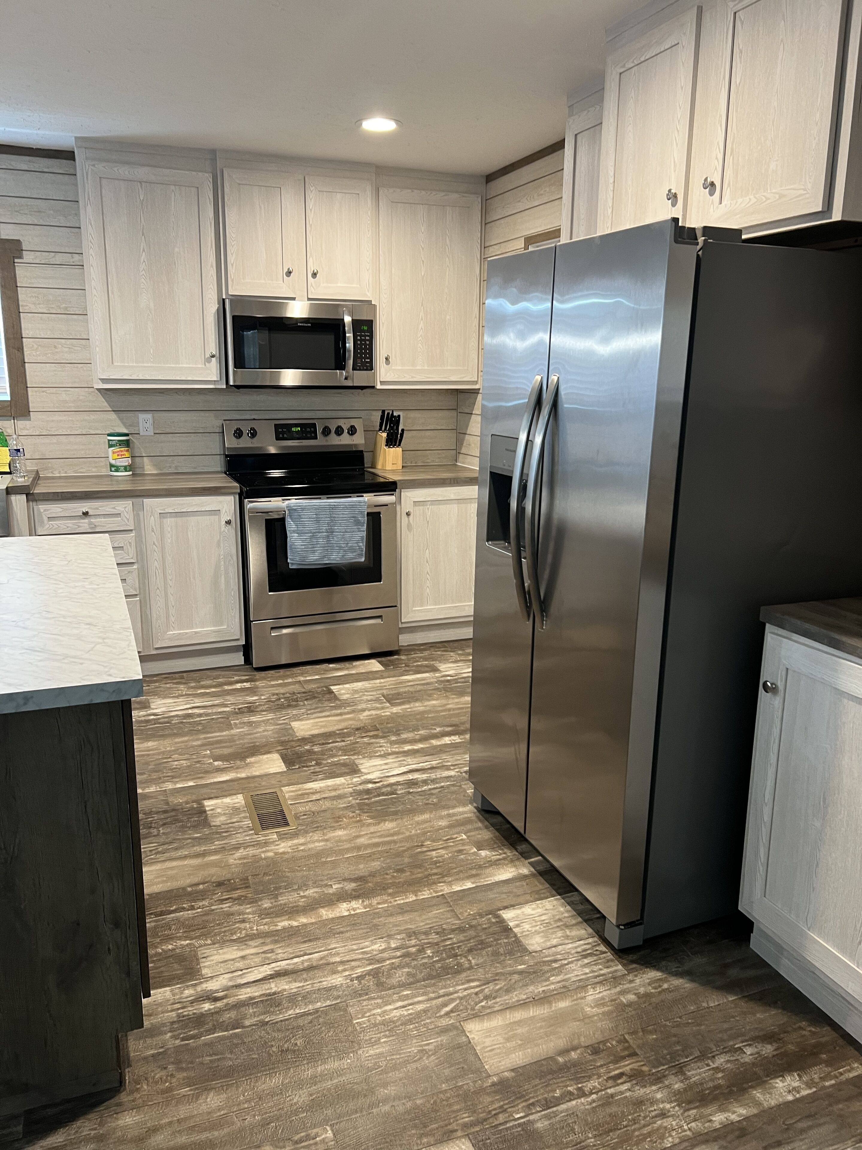 Geladeira, micro-ondas, fogão, cooktop