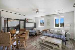 Schreibtisch, Bügeleisen/Bügelbrett, Reisekinderbett, WLAN