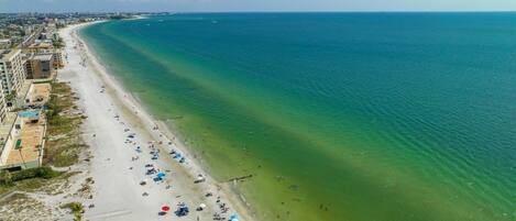 In Strandnähe, Liegestühle, Strandtücher