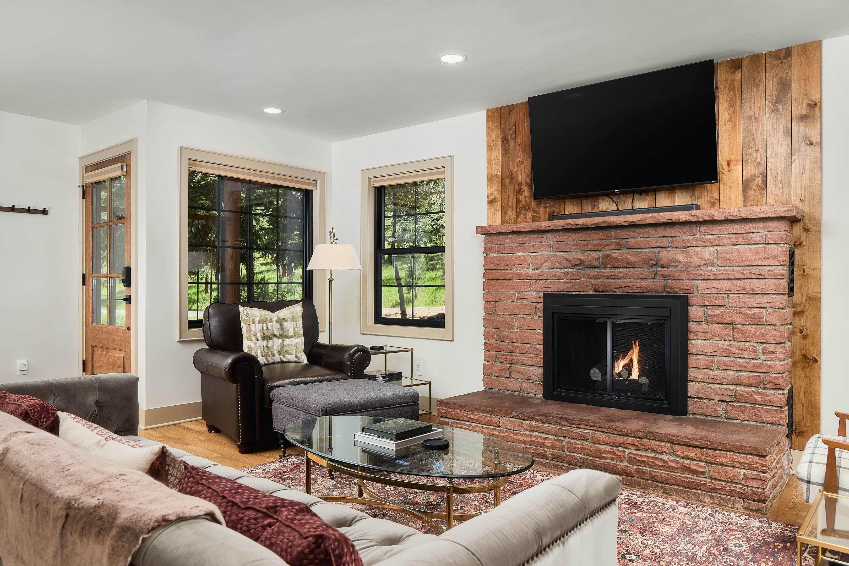 Smart TV, fireplace, books, stereo