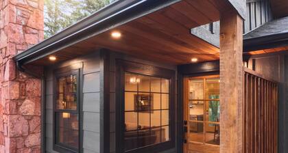 Relax by the River: Cozy Hot Tub, Fire Pit & Hammock, by Forest & Peak Retreats