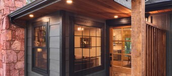 Relax by the River: Cozy Hot Tub, Fire Pit & Hammock