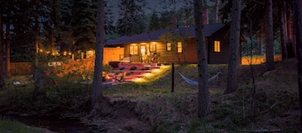 Serene Riverside Home: Hot Tub, Fire Pit & Hammock: by Forest & Peak Retreats