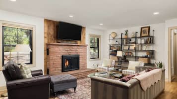 Smart TV, fireplace, books, stereo