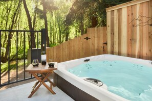 Outdoor spa tub - Riverhouse North~Hot Tub~Large Gas Fire Pit~Riverfront~Hammock (Cascade-Chipita Park)