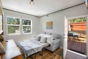 2 habitaciones, escritorio y tabla de planchar con plancha 