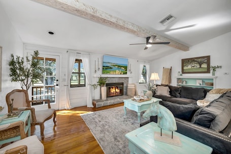 Smart TV, fireplace. ⭐️Wedding&Event⭐️Content House⭐️ Family&Couple Retreat⭐️Horse Lover’s Dream⭐️