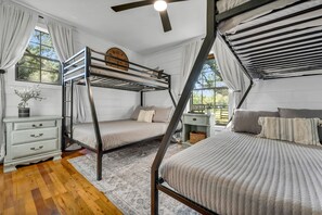 3 bedrooms, iron/ironing board, WiFi, bed sheets