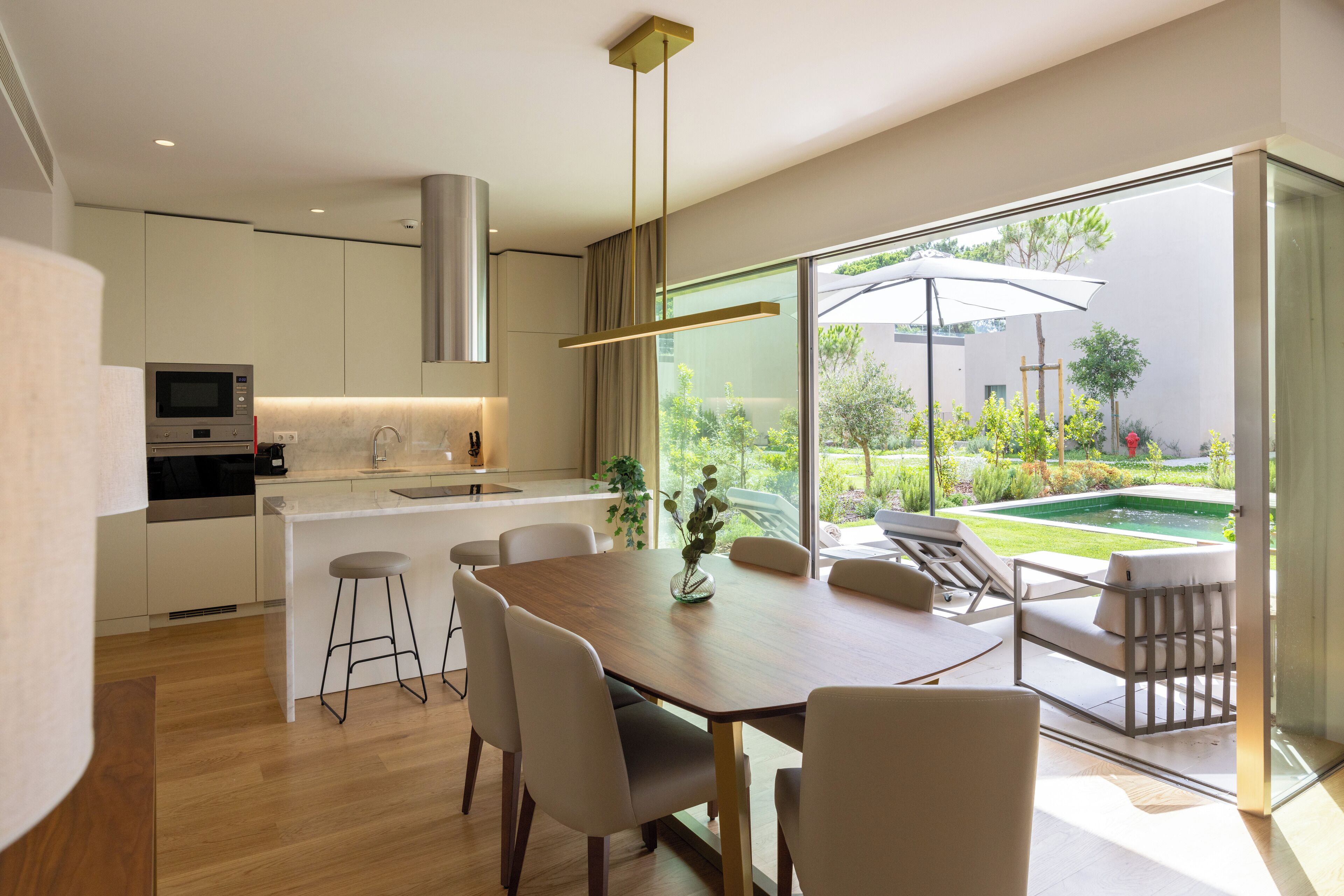 Full-sized fridge, microwave, oven, dishwasher